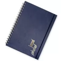 Fabricação própria, cadernos personalizados do seu jeito.Tamanhos 15x21,18x25 e 21x28 cm. Capa revestida em papel especial com gravação em hot stamp, miolo com 96 folhas personalizadas em uma cor (frente e verso iguais) e dados pessoais e calendário, podem acompanhar lâminas de publicidade. Fechamento em wire-o silver, preto ou branco (consultar outras cores). 
