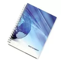 Fabricação própria, cadernos personalizados do seu jeito.Tamanhos 15x21,18x25 e 21x28 cm. Capa impressa em 4 cores, miolo com 96 folhas personalizadas em uma cor (frente e verso iguais) e dados pessoais e calendário, podem acompanhar lâminas de publicidade. Fechamento em wire-o silver, preto ou branco (consultar outras cores). 