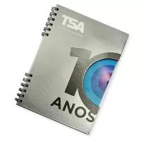 Fabricação própria, cadernos personalizados do seu jeito.Tamanhos 15x21,18x25 e 21x28 cm. Capa impressa em 4 cores com corte especial, miolo com 96 folhas personalizadas em uma cor (frente e verso iguais) e dados pessoais e calendário, podem acompanhar lâminas de publicidade. Fechamento em wire-o silver, preto ou branco (consultar outras cores). 