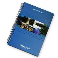 Fabricação própria, cadernos personalizados do seu jeito.Tamanhos 15x21,18x25 e 21x28 cm. Capa impressa em 4 cores, miolo com 96 folhas personalizadas em uma cor (frente e verso iguais) e dados pessoais e calendário, podem acompanhar lâminas de publicidade. Fechamento em wire-o silver, preto ou branco (consultar outras cores). 