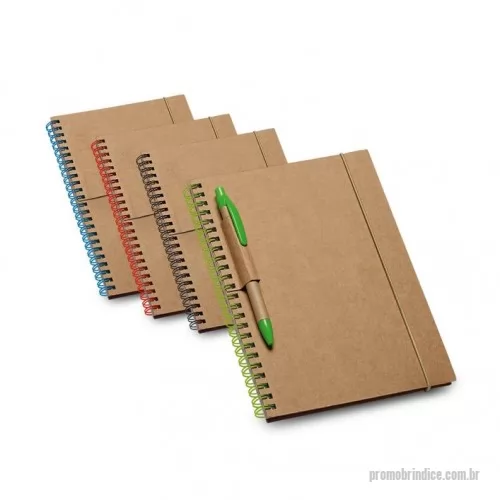 Caderno reciclado personalizado - Caderno B6 espiral com 60 folhas pautadas de papel reciclado e capa dura em cartão com suporte para esferográfica (não inclusa).  O valor varia dependendo do tipo de gravação.