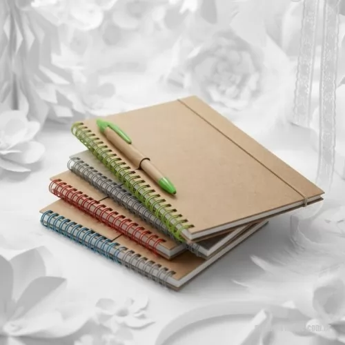 Caderno reciclado personalizado - Caderno Reciclado Capa dura em papel Cartão com paginas pautadas em papel 100% reciclado com suporte para caneta