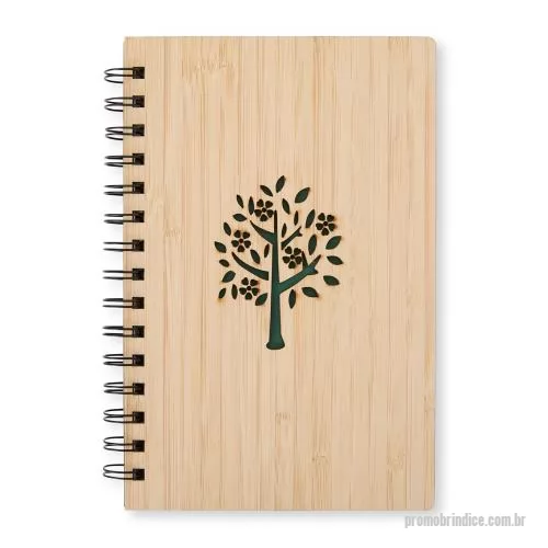 Caderno reciclado personalizado - Com design sustentável, este caderno em bambu conta com aproximadamente 69 folhas brancas pautadas. Sua capa rígida com arte vazada ganha destaque com a folha de guarda verde, enquanto o espiral metálico garante resistência e praticidade durante o us
