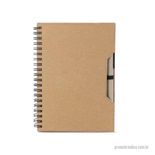 Caderno reciclado personalizado - Kit composto por caderno com capa em papelão, contendo 70 folhas internas sem pauta em papel 70g/m², acompanhado de blocos de notas adesivas para anotações e caneta confeccionada em papelão reciclado com detalhes em plástico