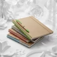 Caderno Reciclado Capa dura em papel Cartão com paginas pautadas em papel 100% reciclado com suporte para caneta