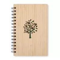 Com design sustentável, este caderno em bambu conta com aproximadamente 69 folhas brancas pautadas. Sua capa rígida com arte vazada ganha destaque com a folha de guarda verde, enquanto o espiral metálico garante resistência e praticidade durante o us
