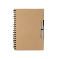 Kit composto por caderno com capa em papelão, contendo 70 folhas internas sem pauta em papel 70g/m², acompanhado de blocos de notas adesivas para anotações e caneta confeccionada em papelão reciclado com detalhes em plástico
