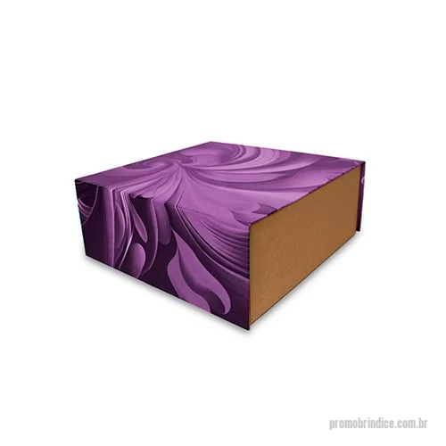 Caixa de papel ou papelão personalizada - Caixa personalizada para Kits e brindes é uma obra-prima de sofisticação e praticidade, projetada para acondicionar seus produtos de forma elegante e segura. Fabricada com papelão rígido, esta embalagem exala durabilidade e qualidade, proporcionando uma experiência premium desde o primeiro toque. O fechamento magnético adiciona um toque de requinte, tornando o acesso ao conteúdo do kit fácil e agradável. A base em kraft confere um visual natural e contemporâneo, enquanto a tampa revestida em couche 150g proporciona uma superfície suave e resistente. A impressão 4 cores e a laminação fosca dão vida à embalagem, permitindo a personalização com detalhes vibrantes e uma aparência refinada. Eleve a apresentação de seus produtos com esta Embalagem/Caixa para Kit, combinando a resistência do papelão rígido, o toque natural do kraft e o apelo visual da impressão colorida e laminação fosca. 