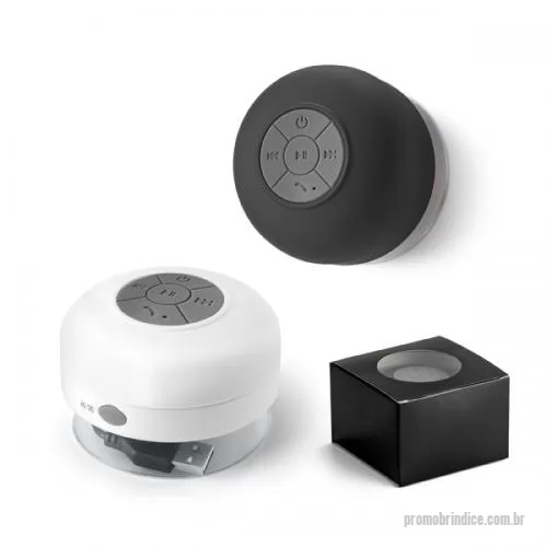 Caixa de som a prova d água personalizada - Caixa de som à prova de água. ABS. Acabamento emborrachado. Com transmissão por bluetooth e 3W/4?. Autonomia até 3 h. Função para atender chamadas, controle de volume e conexão à playlist do dispositivo móvel. Com ventosa. Incluso cabo para carregamento. Fornecida em caixa presente.