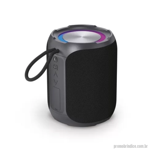 Caixa de som a prova d água personalizada - Caixa de som em ABS 100% reciclado à prova de água com classificação IPX6. A capacidade da bateria é de 2.600 mAh, com autonomia, aproximadamente, de 6h. A coluna tem transmissão BT 5.3, leitor microSD e entrada de áudio AUX. Incluso cabo de carregamento USB-C e cabo Jack 3.5 mm. Possibilidade de emparelhar duas caixas de som Avicenna para efeito stereo. Fornecido em caixa presente de papel kraft. 130 x 105 x 105 mm | Caixa: 110 x 140 x 110 mm