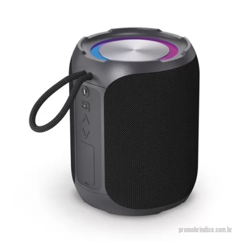 Caixa de som a prova d água personalizada - Caixa de som em ABS 100% reciclado à prova de água com classificação IPX6. A capacidade da bateria é de 2.600 mAh, com autonomia, aproximadamente, de 6h. A coluna tem transmissão BT 5.3, leitor microSD e entrada de áudio AUX. Incluso cabo de carregamento USB-C e cabo Jack 3.5 mm. Possibilidade de emparelhar duas caixas de som Avicenna para efeito stereo.