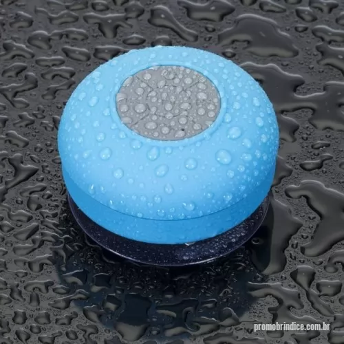 Caixa de som a prova d água personalizada - Descrição: Caixa de Som Multimídia à prova D’Água emborrachada com ventosa(pode ser removida). Possui play/pause no centro e botão com desenho de telefone deve ser apertado para atender ligações. Compátivel com Iphone, Ipad, Ipod, aparelhos de celular e tablets. Acompanha cabo.  Altura :  8,5cm  Largura :  8,5 cm  Espessura :  4,9 cm  Medidas aproximadas para gravação (CxL):  2 cm x 4 cm  Peso aproximado (g):  109