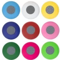Caixa de Som Multimídia à prova D’Água emborrachada com ventosa(pode ser removida). Possui play/pause no centro e botão com desenho de telefone deve ser apertado para atender ligações. Compátivel com Iphone, Ipad, Ipod, aparelhos de celular e tablets. Acompanha cabo.