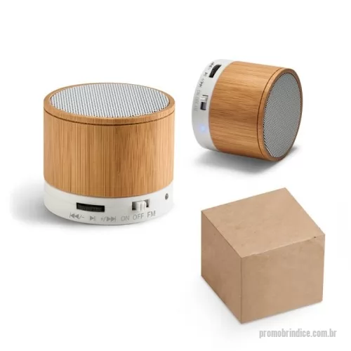 Caixa de Som com Bluetooth personalizada - Caixa de som com microfone em bambu. transmissão sem fios BT v3.0, ligação stereo 3,5 mm e leitor de cartões TF e potência de 3W (4?). Bateria com capacidade até 300 mAh e autonomia aproximada de 3 horas. Função para atender chamadas, controle de volume, conexão à playlist do dispositivo móvel e rádio FM. Incluso cabo USB / micro USB para carregar e cabo de áudio (Jack/Jack). Fornecida em caixa presente de papel kraft. ø60 x 52 mm