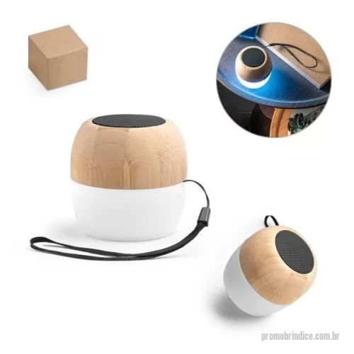 Caixa de Som com Bluetooth personalizada - Caixa de som em bambu com pega em PP. Contém 3 diferentes luzes LED e transmissão sem fios BT v5.0 para se conectar ao seu dispositivo móvel. Possui uma potência de 3W, capacidade até 300 mAh e autonomia aproximada de 2 horas. Fornecido em caixa pres