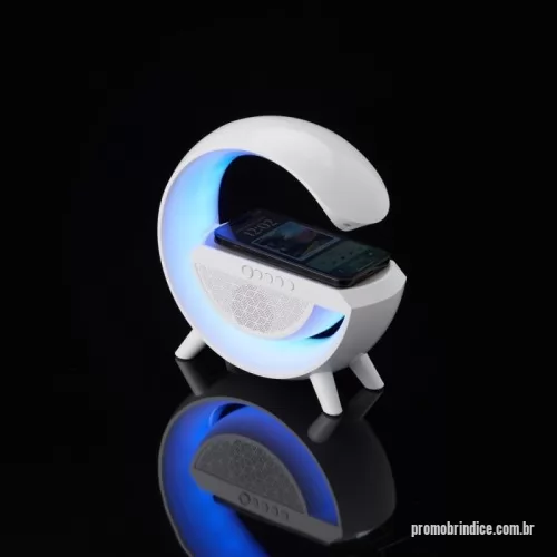 Caixa de Som com Bluetooth personalizada - Caixa de som com carregador por indução e luminária. Possui 6 modos de iluminação, opera nos modos bluetooth, rádio FM, auxiliar P2, USB e TF (cartão MicroSD). Para desfrutar do carregamento por indução (sem fio) é fundamental que o celular possua a tecnologia QI, o produto só armazena bateria para funcionamento próprio, para funcionar a indução precisa estar conectado a uma fonte de energia.