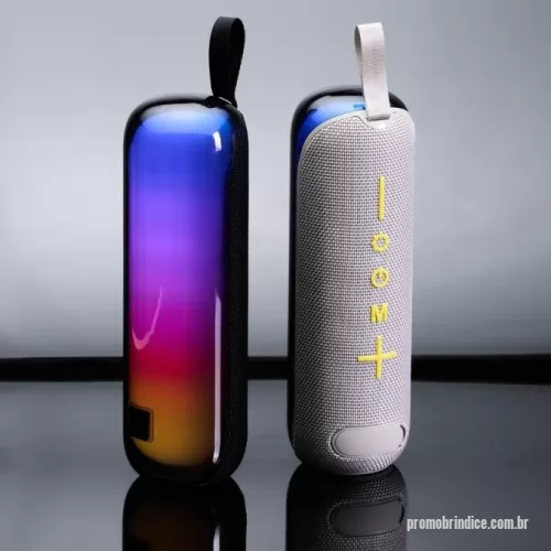 Caixa de Som com Bluetooth personalizada - Transforme qualquer ambiente com a nossa Caixa de Som Bluetooth! Grande e potente, com modos de uso Bluetooth e rádio FM, ela traz tecnologia TWS, que permite conectar duas caixas para um som ainda mais potente e imersivo. Conta com tecnologia Hi-Fi para áudio claro e nítido, além de um cordão de nylon que facilita o transporte, ainda oferece 8 tipos de luzes coloridas que alternam suavemente, criando uma atmosfera acolhedora e envolvente. Possui entradas USB, TF, auxiliar e tipo-C, e acompanha cabos tipo-C para carregamento e P2 para conectividade extra. No modo Bluetooth, basta pressionar + ou - para ajustar o volume ou mudar de faixa. Para pausar, basta apertar o botão de liga/desliga. No modo rádio FM, basta pressionar ? para alterar a estação. Perfeita para quem quer qualidade sonora e praticidade!