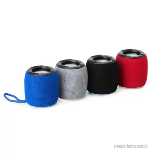 Caixa de Som com Bluetooth personalizada - Caixa de som multimídia TWS com luzes RGB. Qualidade sonora e conectividade total: compatível com bluetooth, rádio FM, cartão TF (MicroSD) e pen drive. Iluminação dinâmica, são 7 modos de iluminação RGB com movimentos diferentes. Sua tecnologia TWS permite sincronizar duas caixas de som em uma, criando uma experiência imersiva com qualidade sonora e potência excepcionais. A caixa de som executa nos modos rádio FM, cartão TF (MicroSD) e pen drive. Acompanha cordão de nylon, cabo USB-V8 e plaquinha de alumínio para