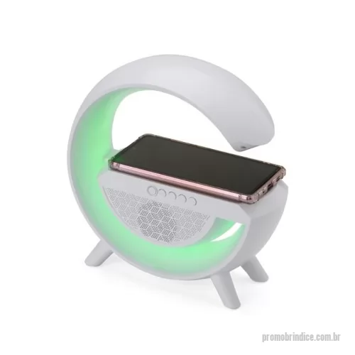 Caixa de Som com Bluetooth personalizada - Caixa de som com carregador por indução e luminária. Possui 6 modos de iluminação, opera nos modos bluetooth, rádio FM, auxiliar P2, USB e TF (cartão MicroSD). Para desfrutar do carregamento por indução (sem fio) é fundamental que o celular possua a tecnologia QI, o produto só armazena bateria para funcionamento próprio, para funcionar a indução precisa estar conectado a uma fonte de energia.
