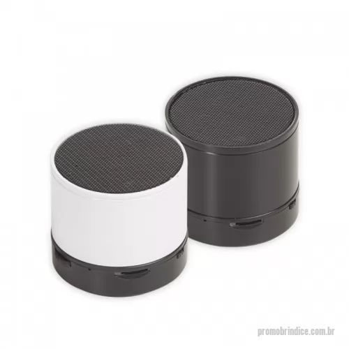 Caixa de som personalizada - Caixa de som multimídia com Bluetooth e rádio FM. Material metálico, possui a parte inferior com detalhes em relevo de algumas funções: botão Off/On; entrada para cartão MicroSD. Parte inferior com detalhe emborrachado anti-deslizante, acompanha cabo USB/Aux para recarregar.