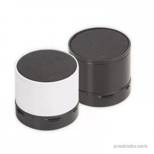 Caixa de som personalizada - Caixa de som multimídia com Bluetooth e rádio FM. Material metálico, possui a parte inferior com detalhes em relevo de algumas funções: botão Off/On; entrada para cartão MicroSD. 