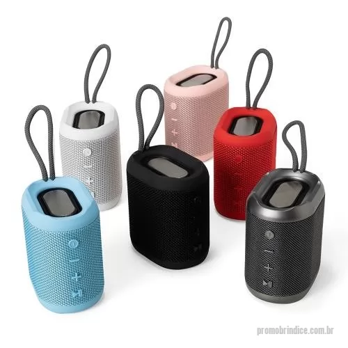 Caixa de som personalizada - Caixa de som multimídia. Material plástico resistente a água, e falantes com acabamento em tecido, possui um cordão de nylon acoplado para facilitar o transporte. A caixinha funciona nos modos Bluetooth, Radio FM, Cartão TF (Micro SD), Auxiliar e USB. Possui bateria de longa duração, com autonomia de aproximadamente 19 horas continuas de reprodução. É possível emparelhar 2 caixinhas do mesmo modelo e executar o som sincronizado em ambas. Acompanha cabo USB e cabo auxiliar P2