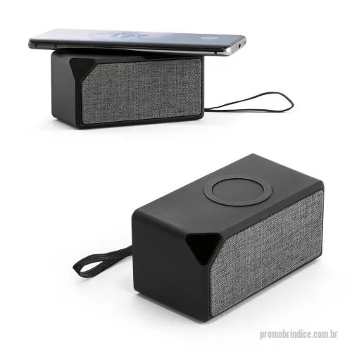 Caixa de som personalizada - Caixa de som portátil em ABS com acabamento em borracha e tecido na parte frontal. De design sofisticado, esta caixa de som tem um tempo de reprodução de 2 horas, com transmissão por bluetooth 5.0 e potência de 3W. Adicionalmente tem também a funcionalidade de carregador wireless, com uma potência de 5 W, com entrada 5V/2A e bateria de 300 mAh. Incluso cabo de carregamento micro USB. Fornecida em caixa presente. 108 x 56 x 54 mm