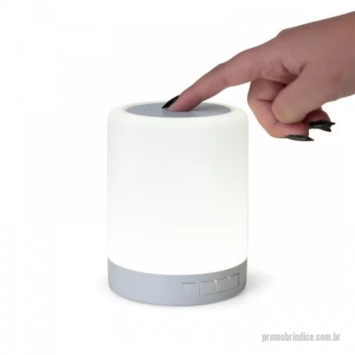 Caixa de som personalizada - Caixa de som multimídia com luzes. Material plástico resistente na cor branca fosca, parte superior com falante e sensor touch para troca de luzes. Parte inferior branca leitosa, base com EVA antideslizante e alça de alumínio para transporte. A caixinha executa nos modos Bluetooth, rádio FM, auxiliar e cartão TF (MicroSD). Acompanha cabo USB e cabo Auxiliar (P2).