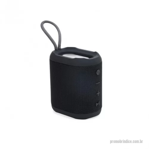 Caixa de som personalizada - Caixa de som multimídia. Material plástico resistente a água, e falantes com acabamento em tecido, possui um cordão de nylon acoplado para facilitar o transporte. A caixinha funciona nos modos Bluetooth, Radio FM, Cartão TF (Micro SD), Auxiliar e USB. Possui bateria de longa duração, com autonomia de aproximadamente 35 horas continuas de reprodução. É possível emparelhar 2 caixinhas do mesmo modelo e executar o som sincronizado em ambas. Acompanha cabo USB e cabo auxiliar P2