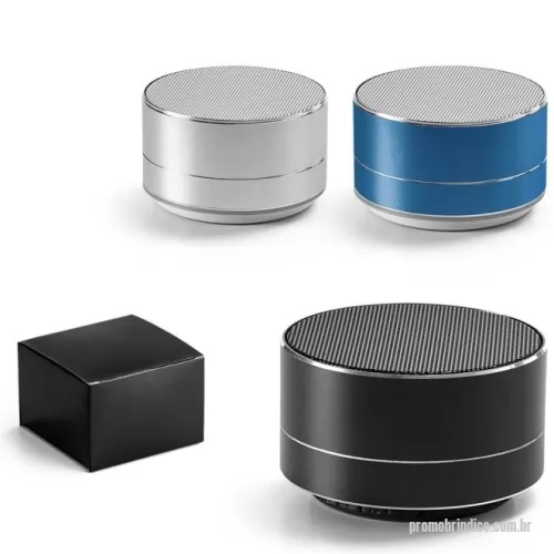 Caixa de som personalizada - Caixa de som portátil com microfone, em alumínio 100% reciclado e detalhes em ABS 100% reciclado. Transmissão sem fios BT v5.0 e leitor de cartões microSD com 3W. Bateria com 400 mAh e autonomia aproximada de 3h. Função para atender chamadas, controle de volume e conexão à playlist do dispositivo móvel. Incluso cabo micro USB para carregar. Fornecido em caixa presente de papel kraft reciclado que pode ser reutilizada como suporte de celular. ø71 x 42 mm | Caixa: 80 x 80 x 60 mm