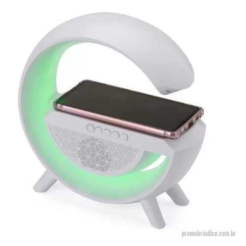 Caixa de som personalizada - Caixa de som com carregador por indução e luminária. Possui 6 modos de iluminação, opera nos modos bluetooth, rádio FM, auxiliar P2, USB e TF (cartão MicroSD). Para desfrutar do carregamento por indução (sem fio) é fundamental que o celular possua a tecnologia QI, o produto só armazena bateria para funcionamento próprio, para funcionar a indução precisa estar conectado a uma fonte de energia.  Altura :  21,7 cm Largura :  23,6 cm Espessura :  8,1 cm Medidas aproximadas para gravação (CxL):  1,7 cm x 4,5 cm Peso aproximado (g):  694  Modo de uso: Para sincronizar rádio pela primeira vez é necessário ter um cabo auxiliar conectado ao aparelho, pois ele irá funcionar como antena para buscar as estações, para buscar as rádio deve apertar o botão play/pause.