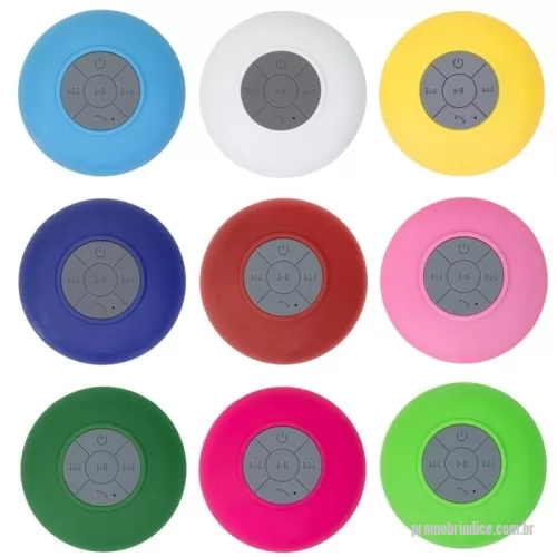 Caixa de som personalizada - Caixa de Som Multimídia à prova D’Água emborrachada com ventosa(pode ser removida). Possui play/pause no centro e botão com desenho de telefone deve ser apertado para atender ligações. Compátivel com Iphone, Ipad, Ipod, aparelhos de celular e tablets. Acompanha cabo.   Material: Emborrachado Altura :  8,5cm Largura :  8,5 cm Espessura :  4,9 cm Medidas aproximadas para gravação (CxL):  2 cm x 4 cm Peso aproximado (g):  109  Versão do bluetooth: 3.0/EDR Alcance: 10 metros Auto falante: 45MM Frequência: 2.4G Hz Fonte de energia: DC5V/100-120 mA Bateria: Lithium 3.7V 400mAh Carga necessária: Aproximadamente 2 horas Duração: Cerca de 5 horas ligada  Modo de uso: Para carregar basta conectar ao usb ou energia(necessário ter adaptador) e uma luz vermelha irá acender sobre o botão on/off, quando carregada completa a luz se apagará. Para ligar basta segurar o botão on/off em torno de 6 segundos e uma luz azul irá acender sobre o botão, para trocar músicas apertar os botões voltar/avançar(que t