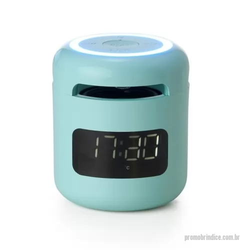 Caixa de som personalizada - Caixa de som multimídia com relógio despertador. Produzida em plástico e com borrachas antiderrapantes na área inferior, a caixa de som tem bateria de longa duração, display de LED na área frontal, e anel de led brilhante na parte superior. A caixa de som executa nos modos bluetooth, rádio FM...