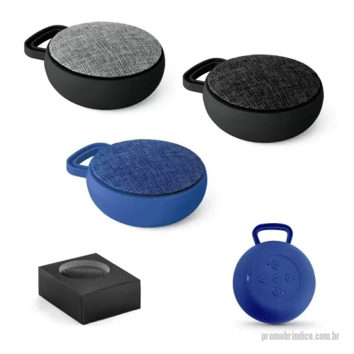 Caixa de som personalizada - Caixa de som portátil com microfone, em ABS e tecido em poliéster. Com gancho e acabamento emborrachado. Transmissão sem fios BT v4.2, potência de 3W/4? e autonomia aproximada de 3 h. Função para atender chamadas, controle de volume e conexão à playlist do dispositivo móvel. Incluso cabo para carregamento. Fornecida em caixa presente. ø90 x 40 mm | Caixa: 115 x 95 x 45 mm