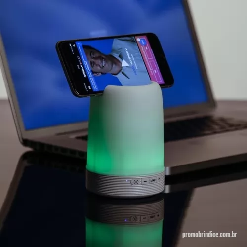Caixa de som personalizada - Caixa de som Personalizada 02017B com sua logomarca. 20 anos ajudando a cotar Brindes Promocionais com várias empresas num único clique. O ChatGPT disse:  Caixa de Som Multimídia com Porta-Caneta e Luminária – Design Funcional e Moderno  Descrição: Caixa de som multimídia com luzes embutidas, suporte para celular e porta-caneta integrados. Produzida em plástico resistente na cor branca fosca, possui falante vazado na parte superior e base branca leitosa com linhas em relevo. Conta com borracha antiderrapante na parte inferior e alça de alumínio para fácil transporte.  Especificações: Altura: 14,1 cm Largura: 9,8 cm Circunferência: 30,5 cm Área de gravação: 9 x 8 cm Peso: 426 g  Versátil e sofisticada, é perfeita para escritórios, home office ou como brinde corporativo funcional e elegante.O ChatGPT disse:  Caixa de Som Multimídia com Porta-Caneta e Luminária – Design Funcional e Moderno  Descrição: Caixa de som multimídia com luzes embutidas, suporte para celular e porta-caneta integrados. Produzida em plástico resistente na cor branca fosca, possui falante vazado na parte superior e base branca leitosa com linhas em relevo. Conta com borracha antiderrapante na parte inferior e alça de alumínio para fácil transporte.  Especificações: Altura: 14,1 cm Largura: 9,8 cm Circunferência: 30,5 cm Área de gravação: 9 x 8 cm Peso: 426 g  Versátil e sofisticada, é perfeita para escritórios, home office ou como brinde corporativo funcional e elegante.Caixa de som Personalizada, 178279, B Brindes Promocionais. Clique e Cote no Portal PromoBríndice!