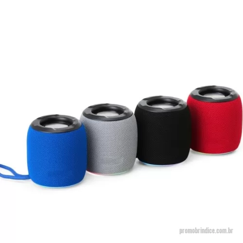 Caixa de som personalizada - Caixa de som multimídia com iluminação RGB em 7 modos dinâmicos. Oferece conexão Bluetooth com tecnologia TWS para sincronizar duas caixas simultaneamente. Conta ainda com rádio FM e reprodução de arquivos MP3 via cartão MicroSD ou pen drive. Acompanha cordão de nylon, cabo micro USB (V8) e plaquinha de alumínio para personalização.  Altura :  8,9 cm  Comprimento :  8,6 cm  Circunferência :  27 cm