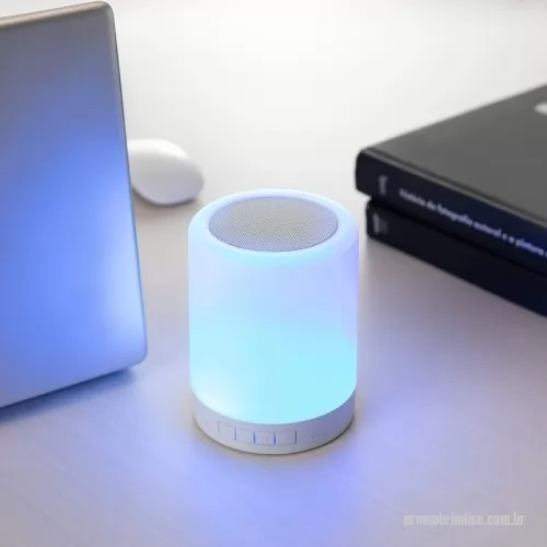 Caixa de som personalizada - Caixa de som Personalizada 04067 com sua logomarca. 20 anos ajudando a cotar Brindes Promocionais com várias empresas num único clique. Caixa de som multimídia sem fio com iluminação em LED acionada por toque. Com estrutura em plástico resistente, apresenta painel de botões para troca de faixas e alternância dos modos Bluetooth, Rádio FM e reprodução de MP3 via pen drive ou cartão MicroSD via entradas USB e cartão de memória, além de base com alça de alumínio para transporte. Acompanha cabo USB-C e cabo Auxiliar P2.  Altura: 12 cm Largura: 9,3 cm Circunferência: 29,5 cmCaixa de som multimídia sem fio com iluminação em LED acionada por toque. Com estrutura em plástico resistente, apresenta painel de botões para troca de faixas e alternância dos modos Bluetooth, Rádio FM e reprodução de MP3 via pen drive ou cartão MicroSD via entradas USB e cartão de memória, além de base com alça de alumínio para transporte. Acompanha cabo USB-C e cabo Auxiliar P2.  Altura: 12 cm Largura: 9,3 cm Circunferência: 29,5 cmCaixa de som Personalizada, 180175, Smart Gifts. Clique e Cote no Portal PromoBríndice!