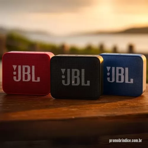 Caixa de som personalizada - A JBL Go Essential é uma caixa de som portátil e ultracompacta com Bluetooth. Reproduza suas músicas através de Bluetooth por até cinco horas de som com a qualidade profissional JBL. Mergulhe com seu design à prova d’água IPX7. Disponível em 3 cores vibrantes, a Go Essential é a caixa de som perfeita para levar sua música a qualquer lugar.