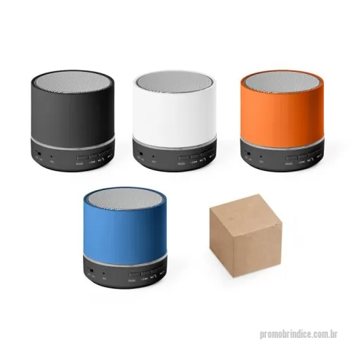 Caixa de som personalizada - Caixa de som portátil com microfone, em ABS 100% reciclado. Possui transmissão sem fios BT 5.3, potência de 3W, bateria com 400 mAh e autonomia, aproximada, de 4h30. Permite as funções de atender chamadas, leitor de cartões microSD, entrada AUX e reprodução automática via porta USB-A. Incluso cabo de carregamento USB-C. Fornecido em caixa presente de papel kraft reciclado que pode ser reutilizada como suporte de celular. A grelha é fornecida solta para pedidos não personalizados. ø60 x 58 mm | Caixa: 65 x 63 x 75 mm