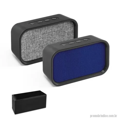 Caixa de som personalizada - Caixa de som portátil com microfone, em ABS, tecido em poliéster e acabamento emborrachado. Possui transmissão sem fios BT v4.2, potência de 3W/4?, ligação stereo 3,5 mm, leitor de cartões TF. A coluna tem autonomia, aproximada, de 2h. Função para atender chamadas, controle de volume, conexão à playlist do dispositivo móvel e rádio FM. Incluso cabo USB para carregar. Fornecida em caixa presente. 140 x 80 x 45 mm | Caixa: 160 x 82 x 60 mm