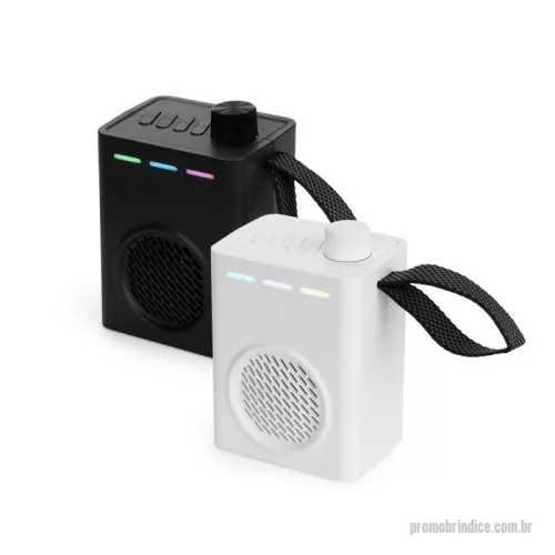 Caixa de som personalizada - Caixa de som multimídia com estrutura em plástico e iluminação RGB ajustável na parte frontal. Possui conexão Bluetooth 5.4 e rádio FM, além de entradas USB-A e TF (microSD) para a reprodução de arquivos MP3 via pen drives e cartões microSD. Conta ainda com painel de botões na parte superior, base antiderrapante, alça lateral em nylon e entrada USB-C para carregamento do aparelho. Acompanha cabo USB-C.