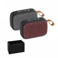 Caixa de som com microfone em ABS, tecido em poliéster e acabamento emborrachado. Transmissão por bluetooth, ligação stereo 3,5 mm e leitor de cartões TF. Potência de 3W/4?. Função para atender chamadas, controle de volume, conexão à playlist do dispositivo móvel e rádio FM. Incluso cabo USB para carregar. Fornecida em caixa presente. 120 x 80 x 40 mm | Caixa: 142 x 85 x 45 mm
