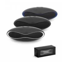 Caixa de som com microfone em ABS e acabamento emborrachado. Transmissão por bluetooth, potência de 3W/4? e autonomia até 3 h. Função para atender chamadas, controle de volume e conexão à playlist do dispositivo móvel. Incluso cabo USB para carregar. Fornecida em caixa presente. 150 x 56 x 58 mm | Caixa: 155 x 60 x 60 mm