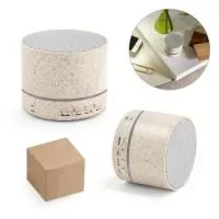 Caixa de som portátil em fibra de palha de trigo e ABS com microfone. Potência de 3W e transmissão por bluetooth 5.0. Com tempo de reprodução de 2 horas e uma bateria de 300 mAh. Incluso cabo micro USB. Fornecido em caixa de oferta em papel kraft. 