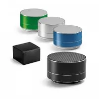Caixa de som com microfone em ABS e acabamento emborrachado. Transmissão por bluetooth e leitor de cartões TF. Com 3W/4? e autonomia até 2h. Função para atender chamadas, controle de volume e conexão à playlist do dispositivo móvel. Incluso cabo USB / micro USB para carregar.
