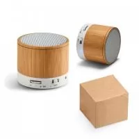 Caixa de som com microfone. Bambu. Com transmissão por bluetooth, ligação stereo 3,5 mm e leitor de cartões TF. Autonomia até 3h. Capacidade: 300mAh. Função para atender chamadas, controle de volume, conexão à playlist do dispositivo móvel e rádio FM. Incluso cabo USB/micro USB para carregar. Fornecida em caixa presente kraft. ø60 x 52 mm