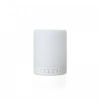 Caixa de som multimídia com luzes. Material plástico resistente na cor branca fosca, parte superior com falante e sensor touch para troca de luzes. Parte inferior branca leitosa, base com EVA antideslizante e alça de alumínio para transporte. A caixinha executa nos modos Bluetooth, rádio FM, auxiliar e cartão TF (MicroSD). Acompanha cabo USB e cabo Auxiliar (P2)