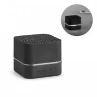 Caixa de som portátil, com luz LED no interior, em ABS e acabamento emborrachado. (personalizável com logótipo iluminado). Transmissão sem fios BT v4.2 e potência de 3W (4?). Bateria com 300 mAh e autonomia aproximada de 2h. Incluso cabo 2 em 1: USB / micro USB para carregamento e micro USB/3.5 jack.