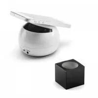 Caixa de som com microfone. em ABS, com transmissão sem fios BT v3.0, ligação stereo 3,5 mm e leitor de cartões TF, com 3W/4? e autonomia aproximada de 3 h. Função para atender chamadas, controle de volume e conexão à playlist do dispositivo móvel. Com apoio antideslizante para celular. Incluso cabo USB para carregar. 