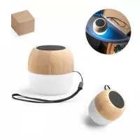 Caixa de som em bambu com pega em PP. Contém 3 diferentes luzes LED e transmissão sem fios BT v5.0 para se conectar ao seu dispositivo móvel. Possui uma potência de 3W, capacidade até 300 mAh e autonomia aproximada de 2 horas. Fornecido em caixa presente de papel kraft. Ø73 x 71 mm